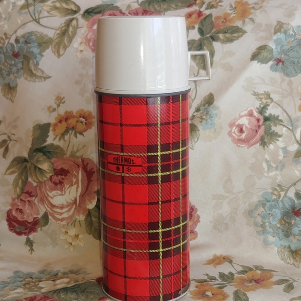 Vintage 1973 Thermos in Classic Red Tartan Plaid Coffe Container 1.5 pint - Picture 11 of 15